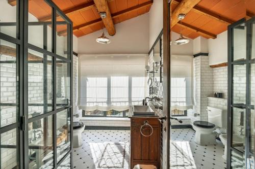 łazienka z dwiema toaletami i umywalką w obiekcie Villa Posticcia Nuova- Luxury & Privacy in Tuscany w mieście Laterina