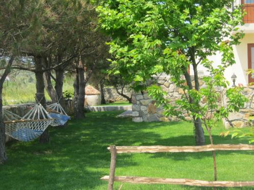 Taman di luar Nar Bağevi