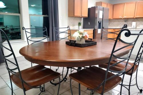 Кухня или мини-кухня в Lovely Room 1 Near San Marcosatx
