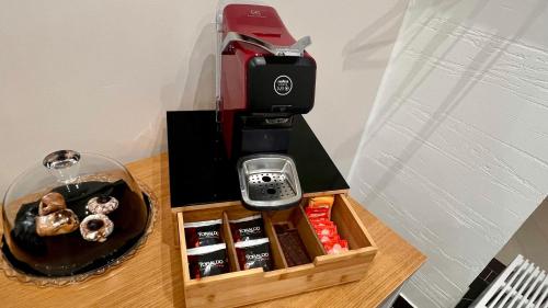 une cafetière posée sur une table dans l'établissement Suite del Corso, à Ficarazzi