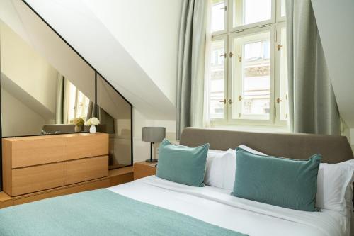 Postel nebo postele na pokoji v ubytování BoHo Prague Hotel - Small Luxury Hotels