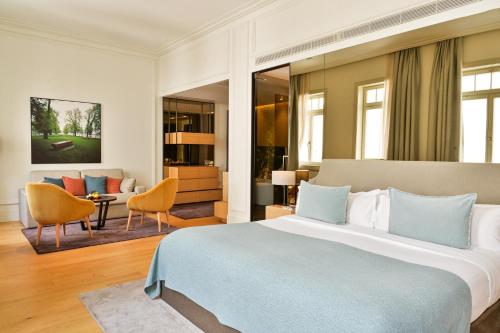 Postel nebo postele na pokoji v ubytování BoHo Prague Hotel - Small Luxury Hotels