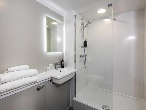 Bilik mandi di ibis Plymouth