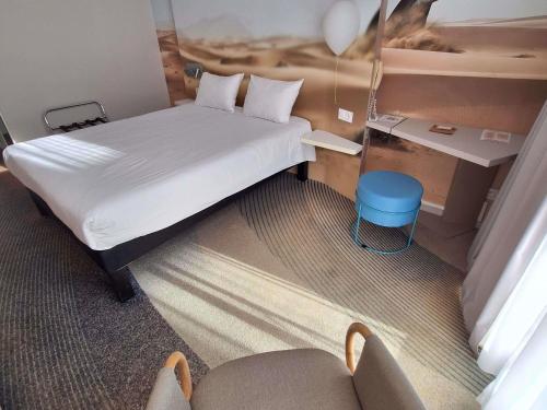 a small room with a bed and a desk at ibis Styles Toulon Centre Port in Toulon