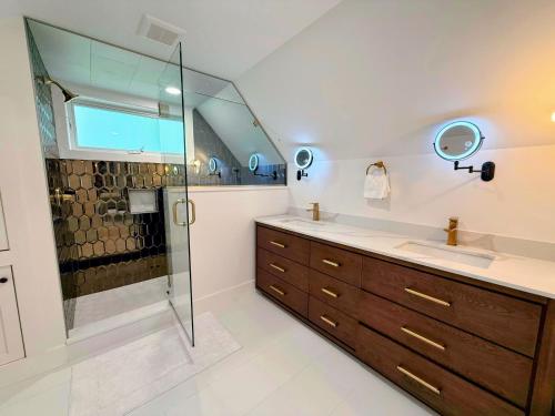 Ένα μπάνιο στο 9FR Renovated home with beautiful views, large yard, dogs welcome!