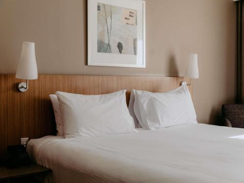 Postel nebo postele na pokoji v ubytování Mercure Sydney Parramatta