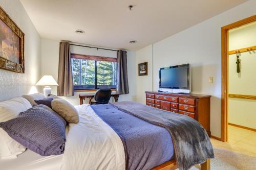Ένα ή περισσότερα κρεβάτια σε δωμάτιο στο Walkable Frisco Condo Mtn Views and Shared Hot Tub!