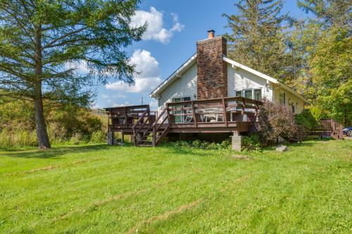 Taman di luar Hunter Hideaway with Yard and Deck 3 Mi to Ski Slopes