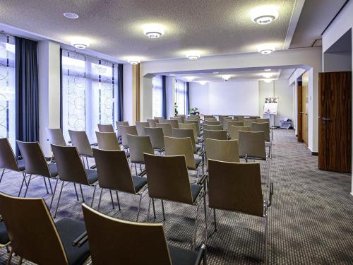 a room with rows of chairs in a classroom at Mercure Hotel Riesa Dresden Elbland in Riesa
