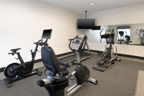 Fitness centrum a/nebo fitness zařízení v ubytování Best Western Plus Frontier Inn