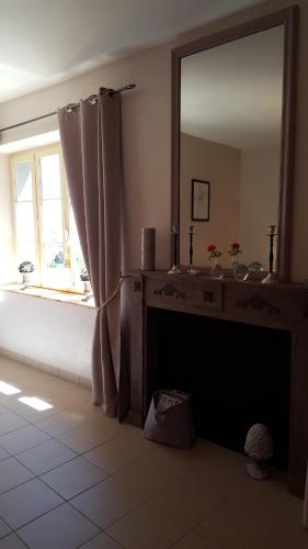 La salle de bains est pourvue d'un miroir, d'un lavabo et d'une fenêtre. dans l'établissement Le Clos Du Presbytere, à Puisseguin