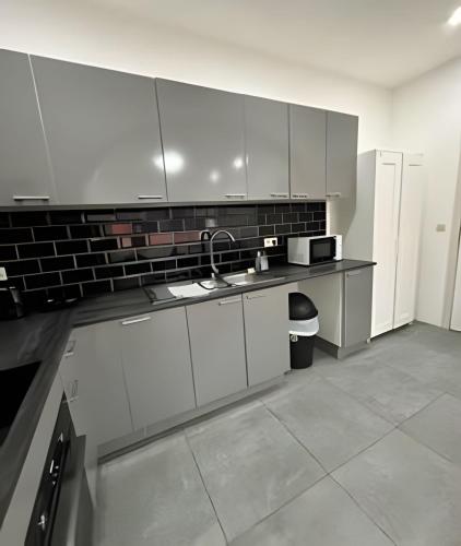 Dapur atau dapur kecil di Cozy Private Room with Terrace & Workspace