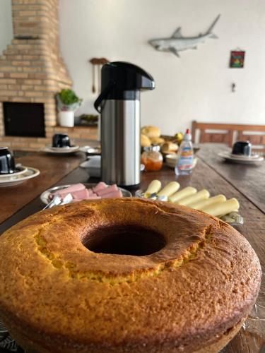 Una gran hogaza de pan colocada encima de una mesa. en Pousada Casa Contos de Minas, en Ubatuba