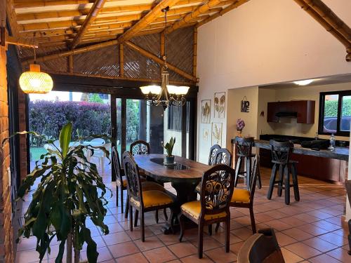 a kitchen and dining room with a table and chairs at Casa Panaca Portal 12 in Quimbaya
