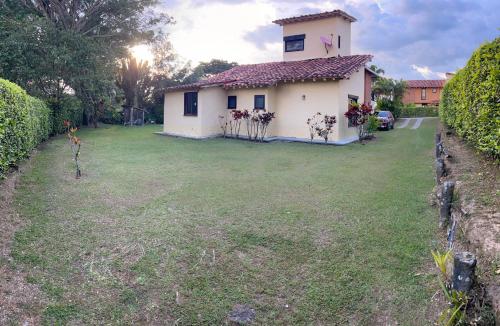 a house with a large yard in front of it at Casa Panaca Portal 12 in Quimbaya
