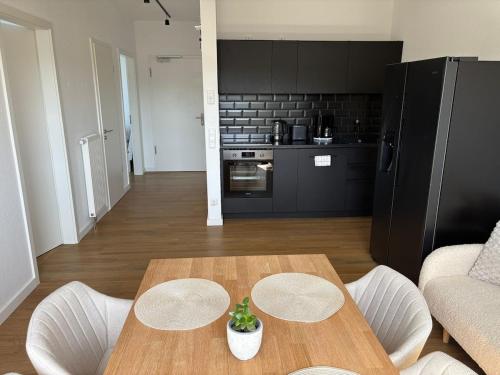 a living room with a table and a kitchen at Apartment in Giessen mit Wetblick in Gießen