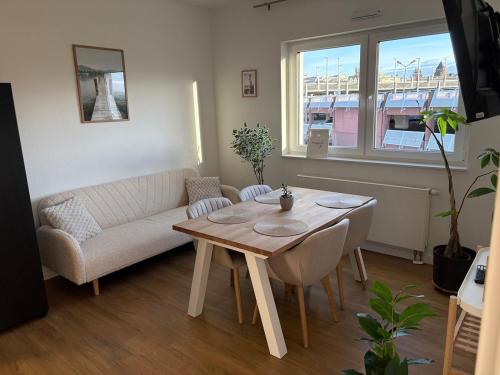 a living room with a couch and a table at Apartment in Giessen mit Wetblick in Gießen