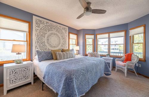 Ένα ή περισσότερα κρεβάτια σε δωμάτιο στο C9431 Sea Stars - Canalfront, 4X4 Area, Boat Ramp, Dock!