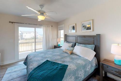 Katil atau katil-katil dalam bilik di C9004 Seabatical - 4 BR Semi-Oceanfront, Pool & Hot Tub