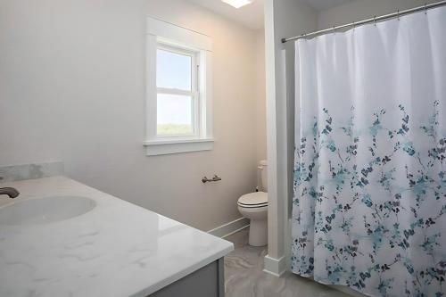 Bilik mandi di C9004 Seabatical - 4 BR Semi-Oceanfront, Pool & Hot Tub