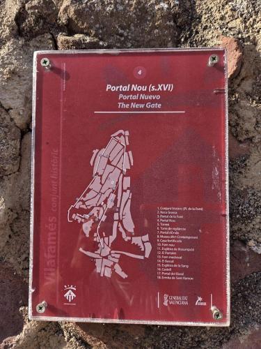 a red sign on the side of a rock at Casa Turistica Torreón de Villafamés in Villafamés