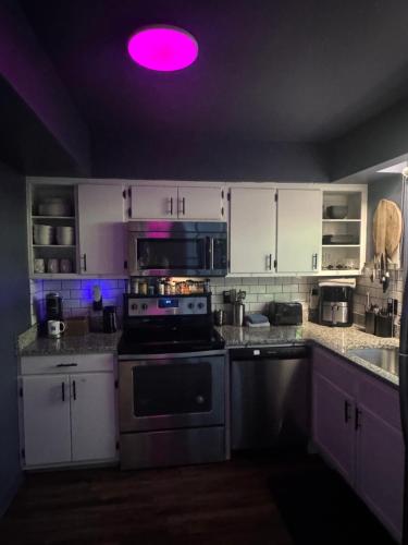 Una cocina o cocineta en Luxurious Getaway at Js Place
