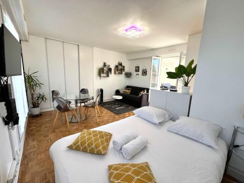 Ένα ή περισσότερα κρεβάτια σε δωμάτιο στο Le Nid du Roi - Appartement 3 Étoiles - Terrasse - Ascenseur