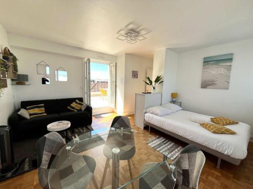 Ένα ή περισσότερα κρεβάτια σε δωμάτιο στο Le Nid du Roi - Appartement 3 Étoiles - Terrasse - Ascenseur