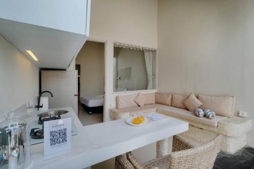 Ruang duduk di Villa Nakula Suites