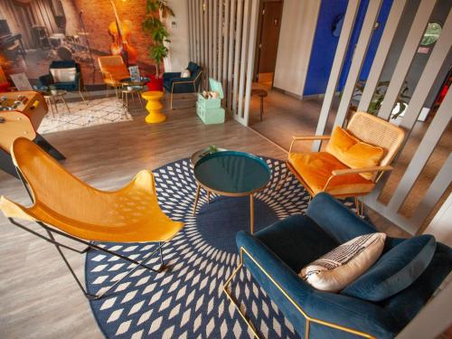 a living room with chairs and a couch at ibis Cherbourg La Glacerie in Cherbourg en Cotentin
