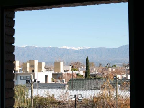 Vista generica sulle montagne o vista sulle montagne dall'interno dell'hotel