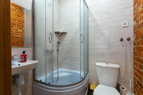 a bathroom with a shower and a toilet and a sink at Нова квартира в центрі на Харківській набережній 3-4 in Kharkiv