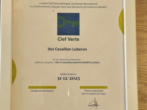 Ein Zertifikat, Auszeichnung, Logo oder anderes Dokument, das in der Unterkunft Ibis Cavaillon Portes du Luberon ausgestellt ist