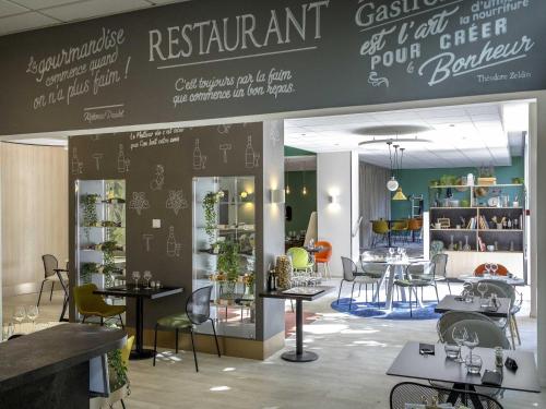 Ein Restaurant oder anderes Speiselokal in der Unterkunft Ibis Cavaillon Portes du Luberon 