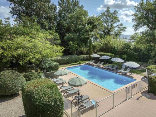 Der Swimmingpool an oder in der Nähe von Ibis Cavaillon Portes du Luberon