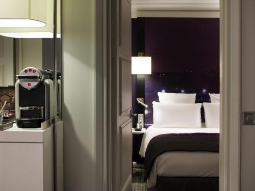 a hotel room with a bed and a machine at Mercure Paris Centre Tour Eiffel in Paris