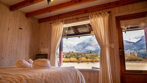 Nespecifikovaný výhled na hory nebo výhled na hory při pohledu z penzionu – hostince