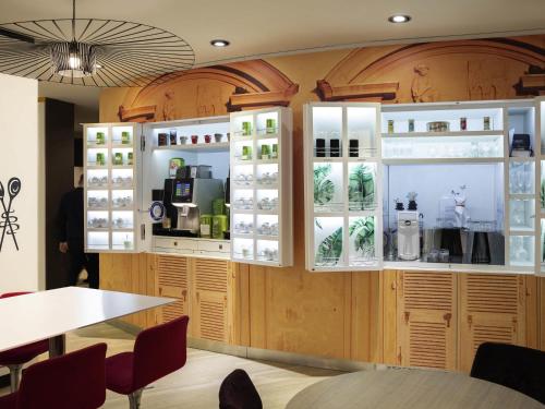 Příslušenství pro přípravu čaje a kávy v ubytování Mercure Nice Centre Grimaldi