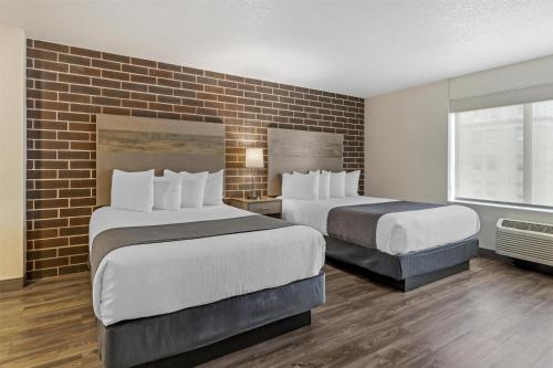 Кровать или кровати в номере Executive Residency by Best Western Waterloo & Cedar Falls