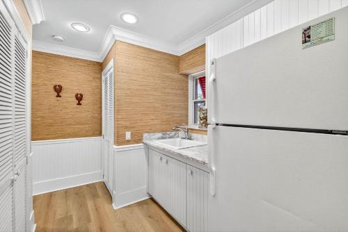 Una cocina o kitchenette en Gulf Front Dreams