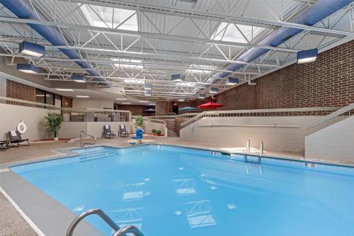 Бассейн в Executive Residency by Best Western Waterloo & Cedar Falls или поблизости