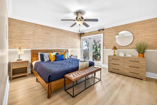 une chambre avec un lit et un ventilateur de plafond dans l'établissement Gulf Front Dreams, à Clearwater Beach