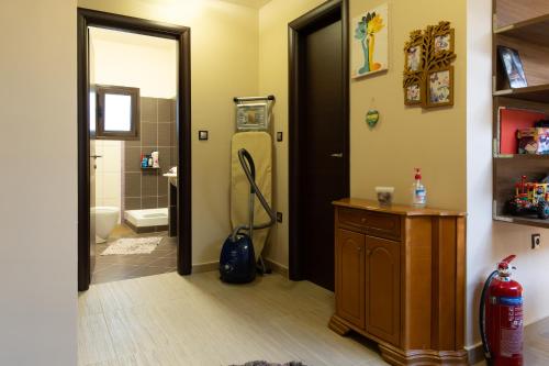 Un baño con lavabo, inodoro y espejo. en The Sunset Haven Kastoria - Modern Lake Elegance, en Kastoria