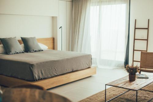 Ένα ή περισσότερα κρεβάτια σε δωμάτιο στο Cala Lanuza Suites
