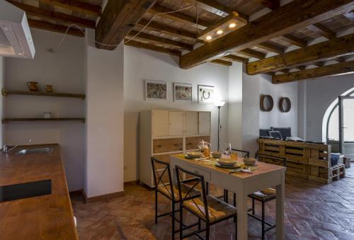 a kitchen with a table and chairs in a room at Casa Vacanze Le Fornaci in Laterina