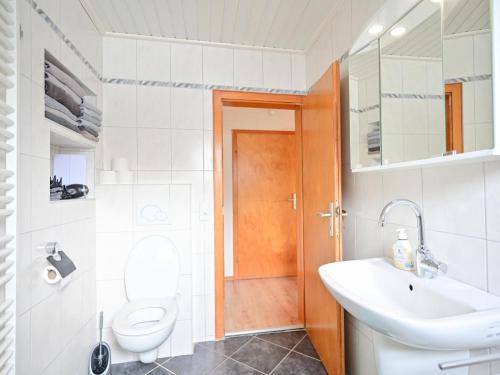 a bathroom with a white sink and a toilet at Bärenhöhle in Marktleuthen