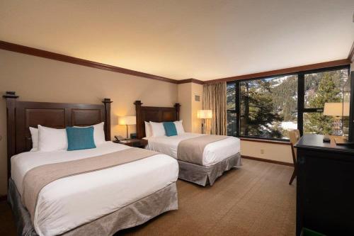 ein Hotelzimmer mit zwei Betten und einem Fenster in der Unterkunft Everline Resort & Spa #718 & #720 in Olympic Valley