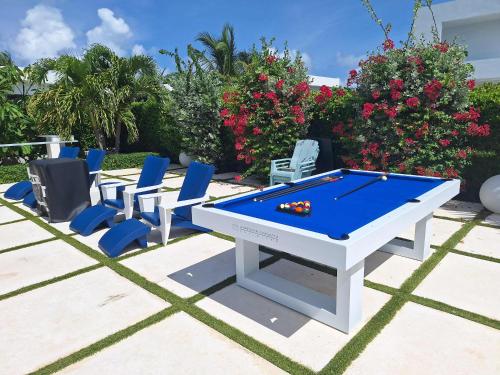 Fotografie z fotogalerie ubytování Oceanside 2 Bedroom Luxury Villa with Private Pool, 500ft from Long Bay Beach -V3 v destinaci Providenciales