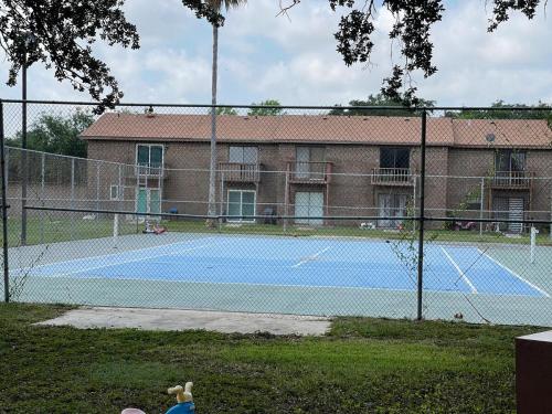 Instalaciones para jugar a tenis o squash en Racas tiny place o alrededores
