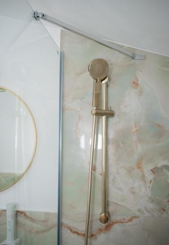 a metal tripod in a room with a wall at Pensiunea Paradis in Râmnicu Vâlcea